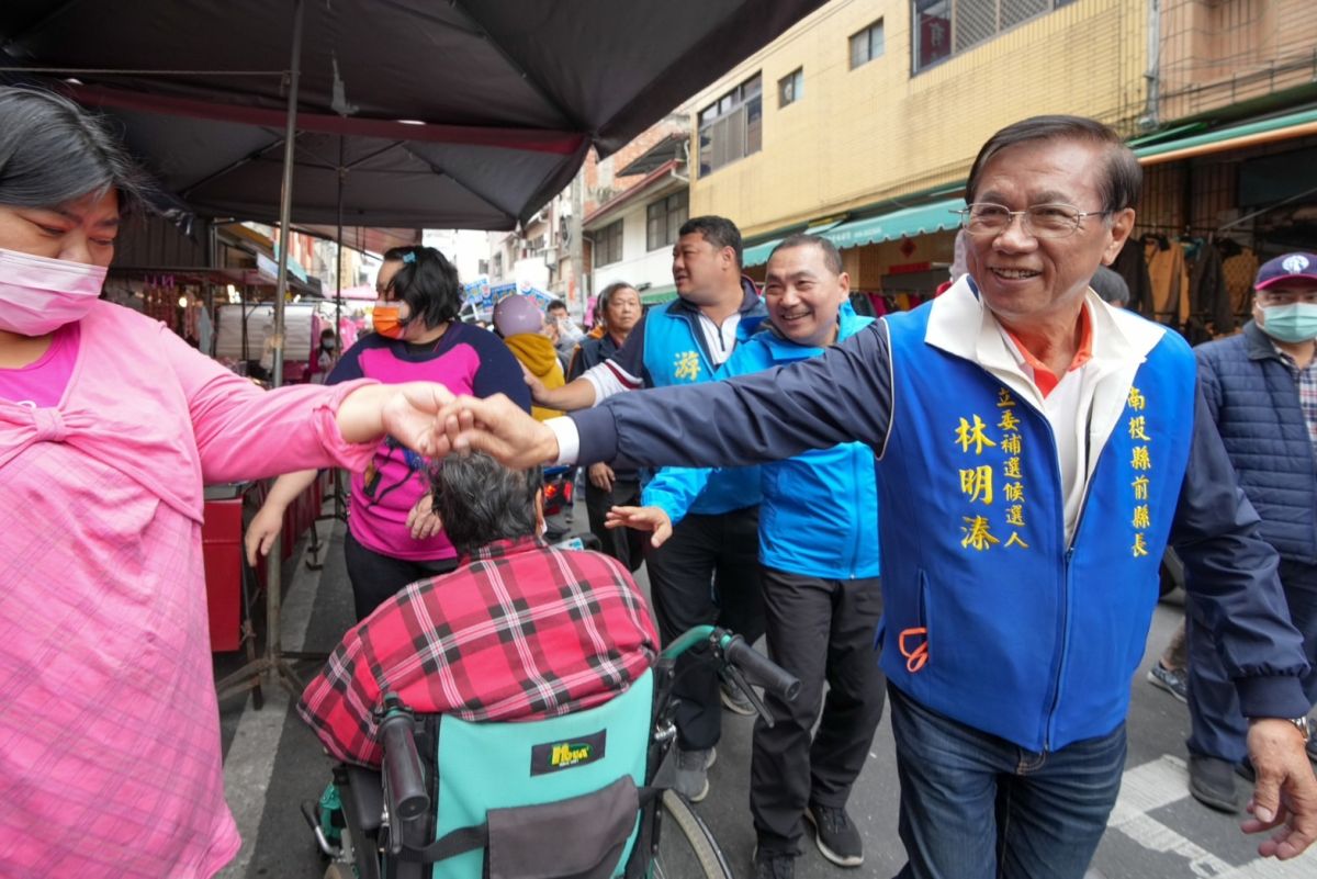 ▲侯友宜到南投為林明溱輔選，受到民眾歡迎。（圖／林明溱競總提供，2023.02.26）