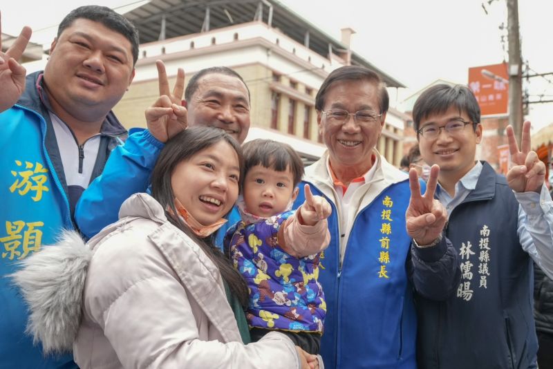 ▲侯友宜偕林明溱在竹山早市拜票,民眾開心合照。(圖/林明溱競總提供,2023.02.26)