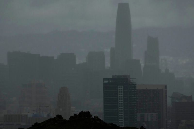 ▲冬季風暴帶來的強降雨造成交通大打結。(圖/美聯社/達志影像)