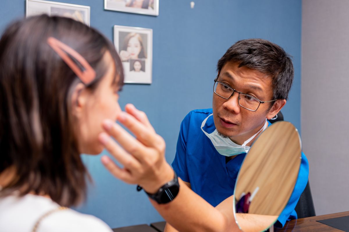 ▲聖宜診所院長陳諭正醫師指出，因為長時間戴口罩，容易造成臉部顯條鬆弛且眼部浮腫的問題，以至於民眾脫罩後更顯老。(圖／聖宜診所提供)