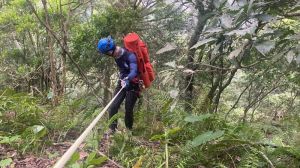 ▲目前搜救人員正透過繩索系統，將遺體搬運到登山口中。（圖／翻攝畫面）