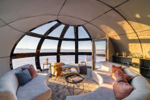 ▲新啟用的現代環保超奢華營地「Echo Camp」，由六個自帶暖氣功能、太空艙式獨立客房組成，，內部以太空時代風格（space-age）為主題，設有寬敞落地窗、奢華高雅的家具。（圖／White Desert提供）