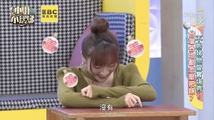 ▲菲比害羞低下頭。(圖/小姐不熙娣Youtube) ▲菲比害羞低下頭。(圖/小姐不熙娣Youtube)