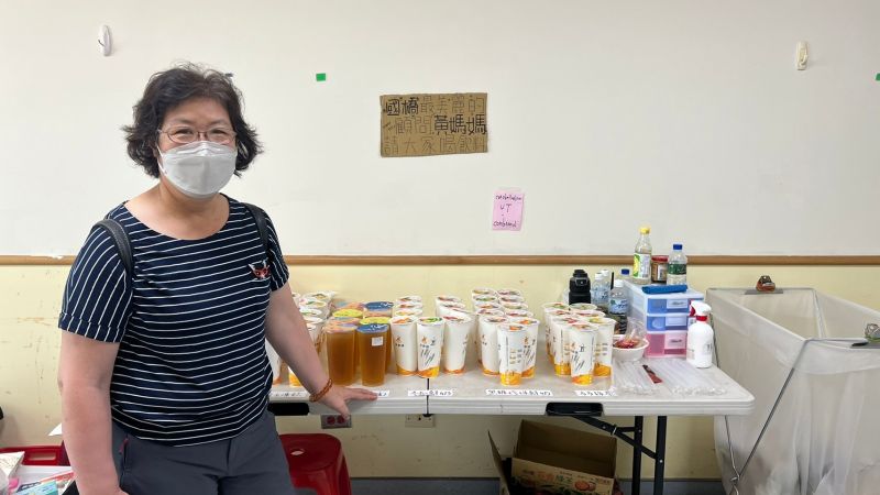 ▲為軍營人權奔走的「黃媽媽」到《和平歸來》片場探班。（圖／馬克吐溫國際影像）