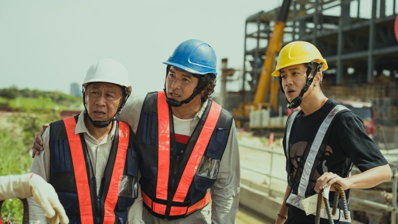 ▲游安順（左起）、李銘順、薛仕凌飾演的「噗嚨共三人組」在《做工的人》電影版展現「認命不認輸」、「即使再苦都要陪你笑」的精神。（圖／大慕影藝、華映娛樂提供）