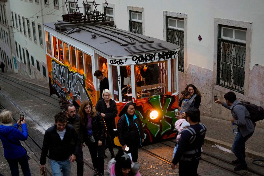 ▲高通膨使得人們更難維持生計之際，數千名葡萄牙民眾今天走上里斯本街頭，要求改善生活條件。（圖／美聯社／達志影像）