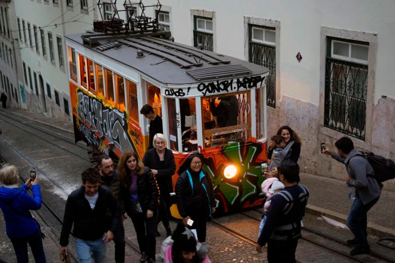 ▲高通膨使得人們更難維持生計之際，數千名葡萄牙民眾今天走上里斯本街頭，要求改善生活條件。（圖／美聯社／達志影像）