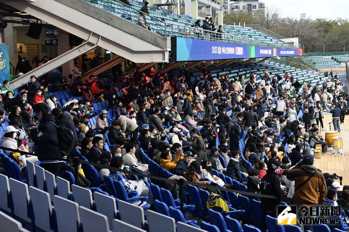 ▲經典賽中華隊與兄弟之戰，吸引12100名球迷滿場。（圖／特約記者林柏年攝）