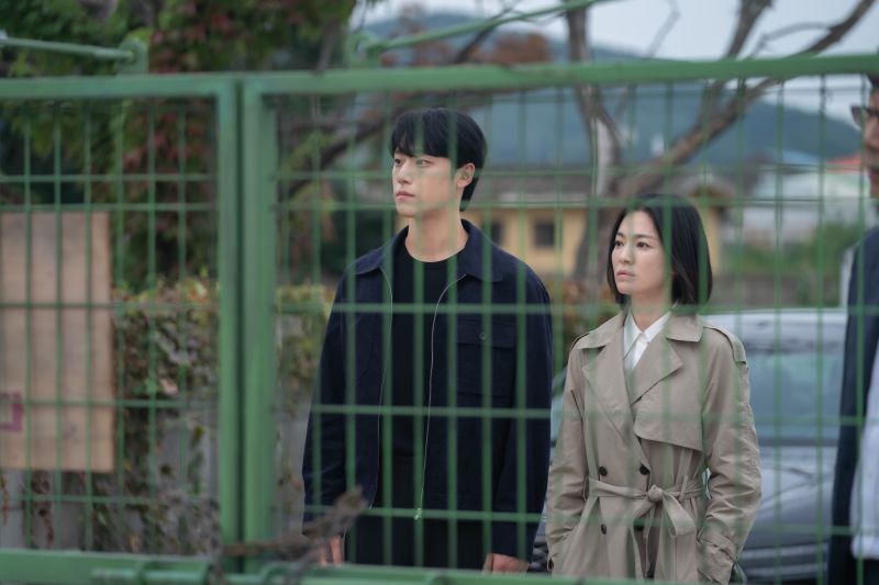 ▲由宋慧喬（右）與李到晛主演的韓國影集《黑暗榮耀》第二季剛播畢，網路上已經瘋傳有第三季。（圖／Netflix提供）