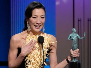摘演員工會獎影后!楊紫瓊上台「2度爆粗口」台下全笑翻