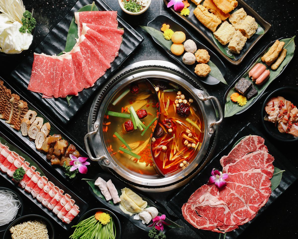 ▲馬辣集團3月壽星優惠，馬辣全桌免費升級「九孔鮑魚」吃到飽，新馬辣、新馬辣Plus+則有「美國Prime神仙牛」吃到飽優惠。和壽星4人同吃「問鼎 ‧ 皇上吉祥宮廷火鍋」，每人消費滿800元還奉上浮誇「生日肉蛋糕」嗨慶生。（圖／馬辣集團提供）