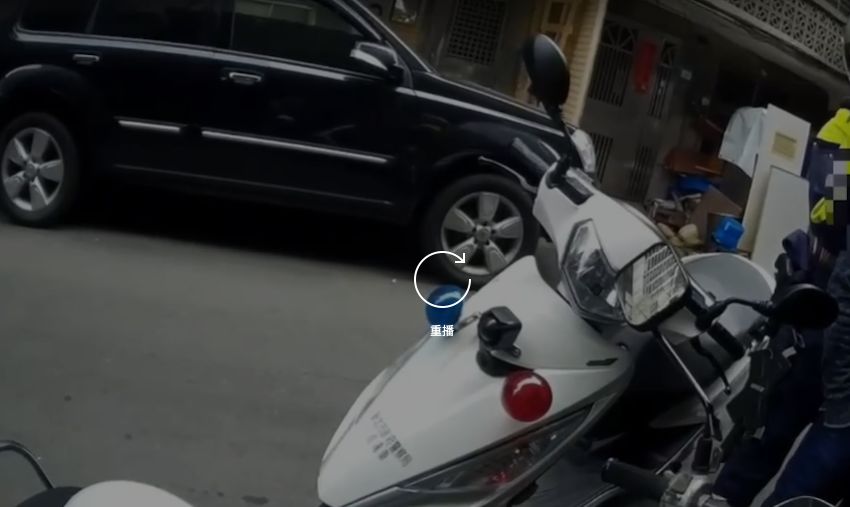 ▲新北市三重一名翁姓男子，日前與朋友三貼騎車，且未戴安全帽，剛抵達朋友家就遇上警察攔查，過程中翁男神色閃爍，忽然將手中皮包往屋內一丟，豈料包包內掉出一把改造手槍及5顆子彈，員警立即將其逮捕，訊後依違反槍砲罪嫌移送新北地檢署偵辦。（圖／翻攝畫面）