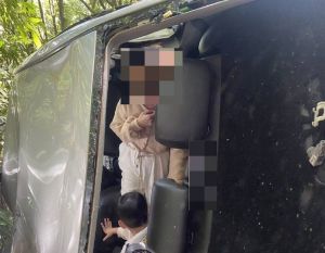 ▲經使用繩索垂降方式,3人已於中午12時許脫困。(圖/翻攝畫面 ) ▲經使用繩索垂降方式,3人已於中午12時許脫困。(圖/翻攝畫面 )