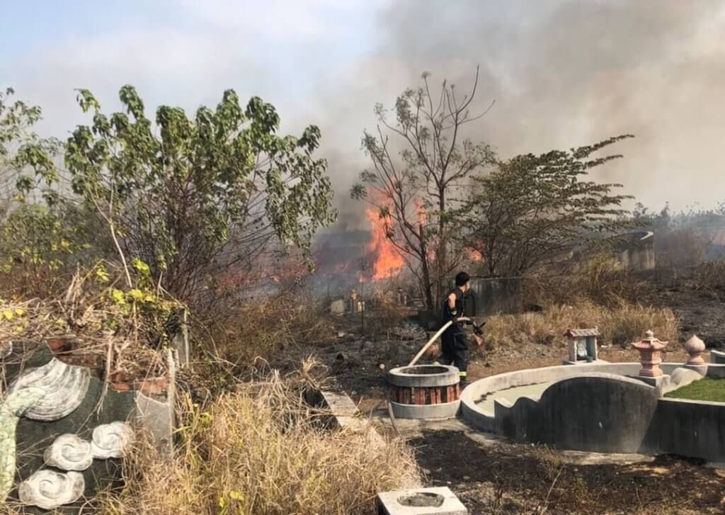 ▲屏東縣政府今天表示，加強公墓巡查，即起若再接獲公墓內火警通報，將依放火罪追究刑事責任。（圖／翻攝畫面）