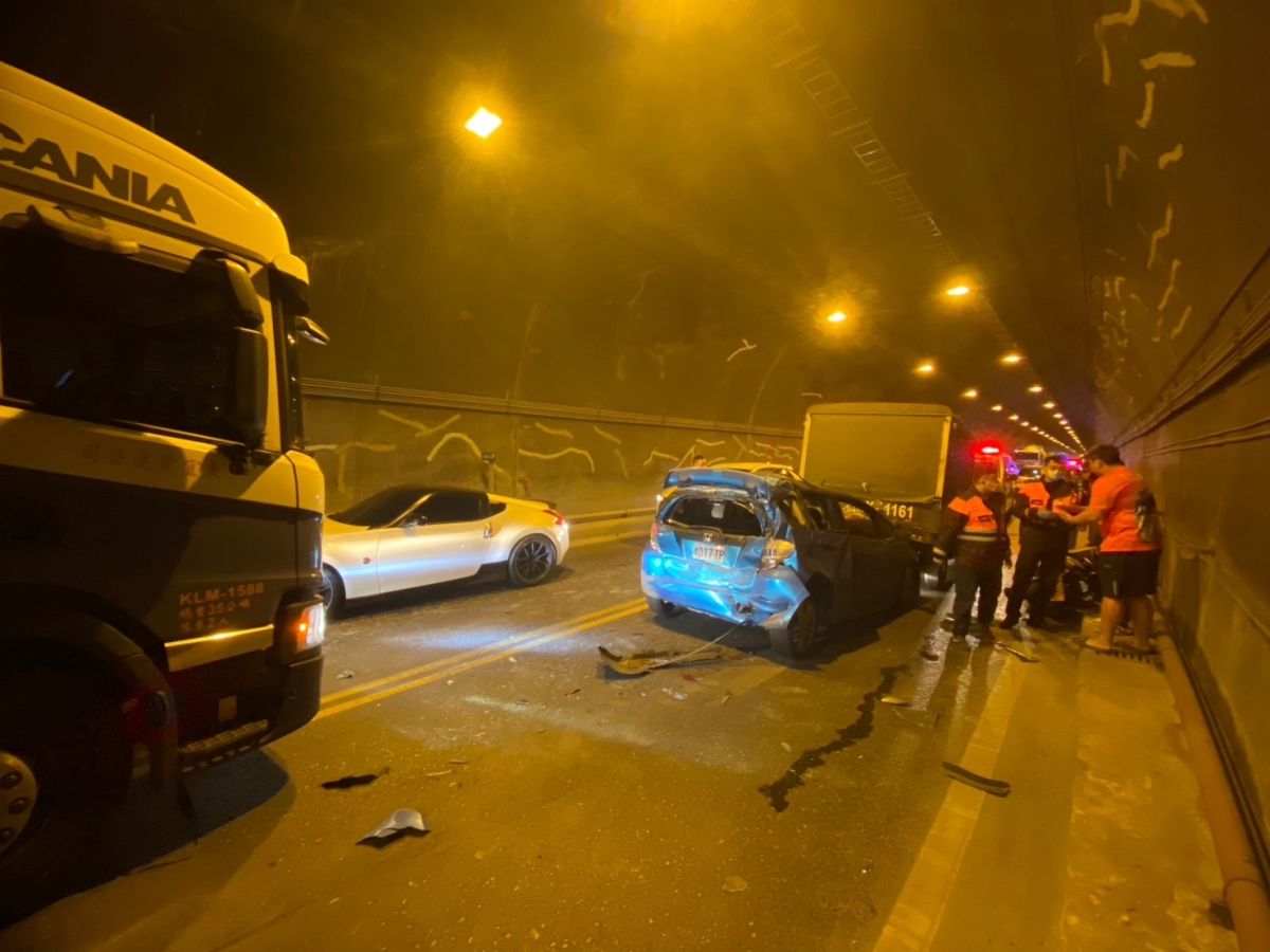 ▲蘇花公路匯德隧道內，今天（27日）下午1時許，發生一起連環車禍。（圖／翻攝畫面）