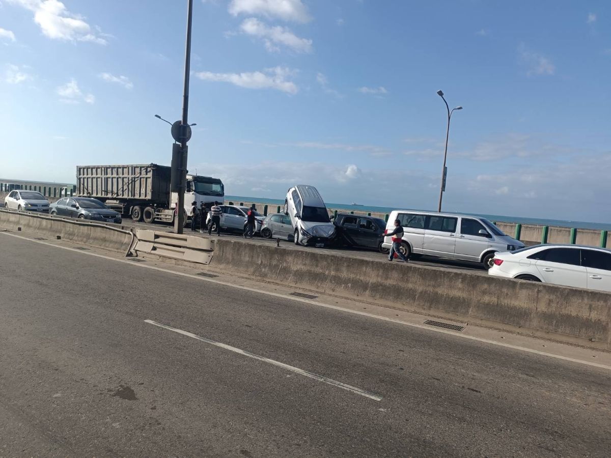 ▲聯結車不明原因撞上前方5輛小型車，造成至少3人受傷。（圖／翻攝記者爆料網）