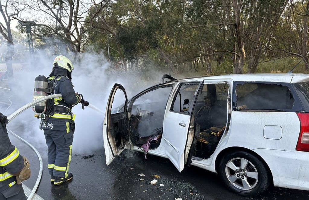 ▲洪男今天酒後開車載胞弟外出，行經台中市南屯區時車輛突然起火，洪男將行動不便胞弟抱出車外後，獨自棄車逃逸。（圖／翻攝畫面）