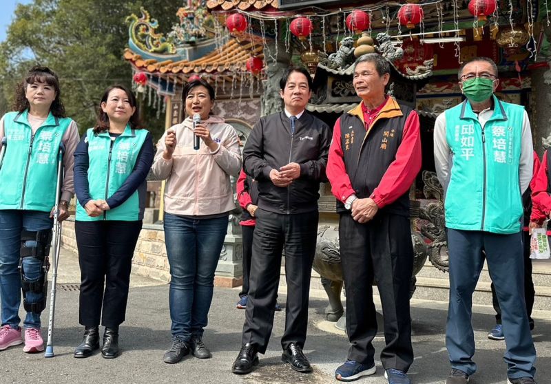 ▲鹿谷鄉長邱如平(右一)今在賴清德廟口開講時現身站台。(圖/蔡培慧競總提供,2023.02.27)