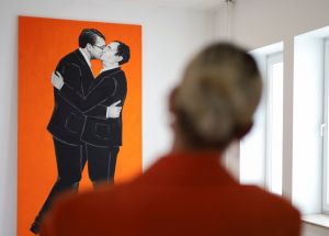 藝術家畫科索沃和塞爾維亞領導人接吻　引來死亡威脅
