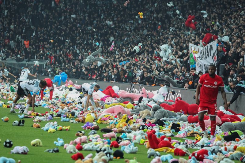 ▲土耳其26日一場足球賽事變成大型募捐活動，球迷紛紛送出要送地震災民的玩具和衣帽等物。（圖／美聯社／達志影像）
