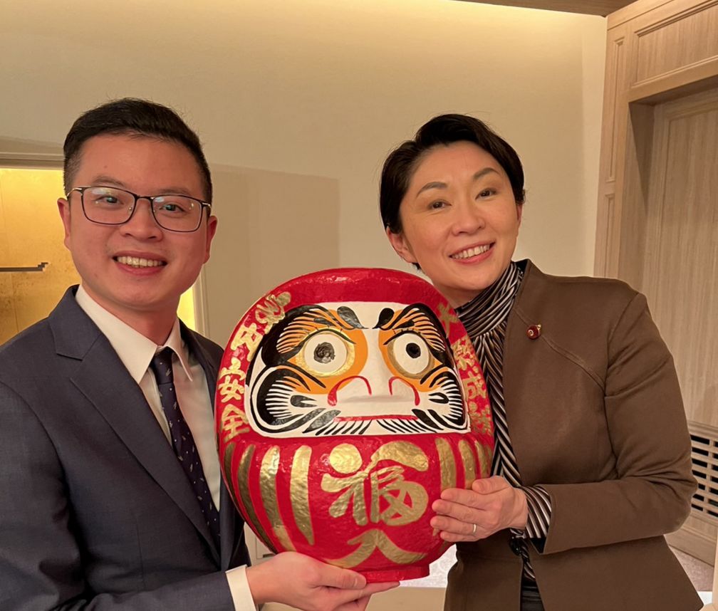 ▲桃園市議員凌濤日前赴日本交流，自民黨組織運動本部長小淵優子送的伴手禮是福神。（圖／凌濤提供）