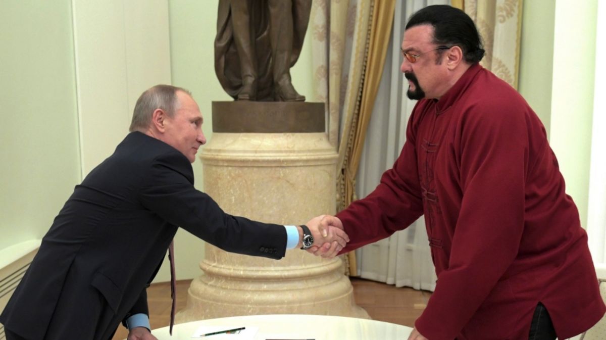 ▲俄羅斯總統蒲亭（Vladimir Putin）授予美國動作片男星史蒂芬席格（Steven Seagal）勳章，表彰他在加強國際「合作」上所做的努力。（圖／翻攝自CTV News）