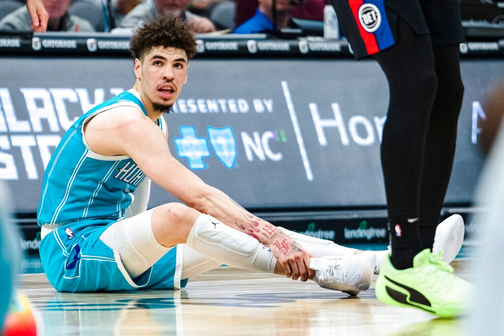 ▲夏洛特黃蜂「三球」LaMelo Ball遭遇了右腳踝骨折，之後退場接受檢查和治療，目前他沒有復出的時間表。（圖／美聯社／達志影像）