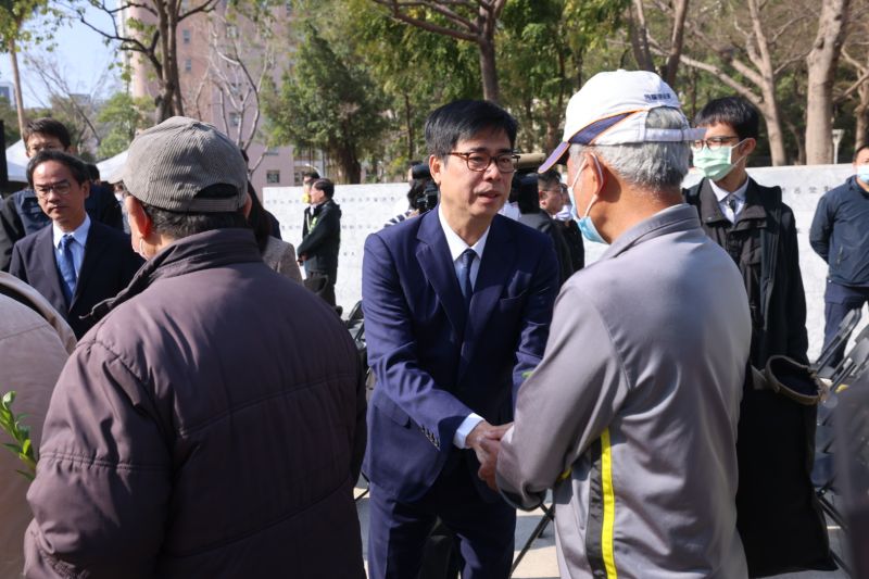 ▲陳其邁向受害的家屬致意。(圖/高雄市政府提供)