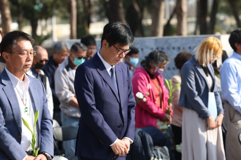 ▲高雄市政府於今(28)日上午於高雄市二二八和平紀念公園舉行「高雄市二二八事件76周年追思紀念儀式」,全場默哀。(圖/高雄市政府提供)