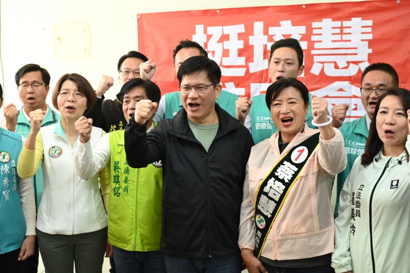 ▲林佳龍喊話林明溱發揮大愛,把蔡培慧當自己女兒接棒傳承,將過去沒做的事加速補回來。(圖/蔡培慧競總提供,2023.02.28)