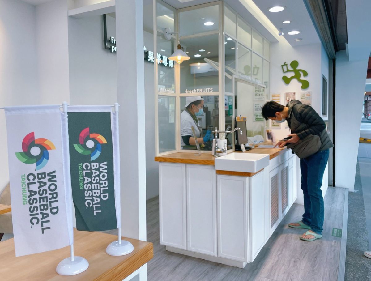 ▲辦球賽不忘拚經濟，台中工策會推出食宿遊購特約商店，憑票根消費享優惠，消費前要認明標致。（圖／台中工策會提供）