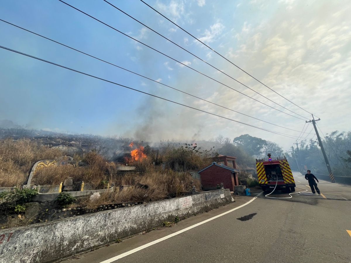 ▲228連假各縣市公墓雜草火警頻傳(圖／消防局提供2023.2.28)