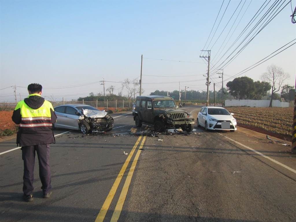 ▲台中市大雅區清泉路，今（28）日早晨發生一起車禍，女子酒駕開車與軍卡相撞，造成3人受傷。（圖／翻攝畫面）