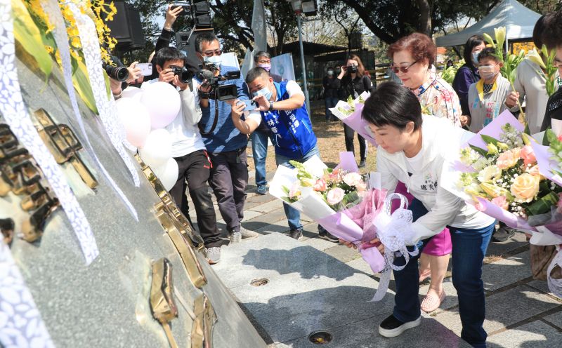 ▲盧秀燕今主持228和平紀念追思會，在紀念碑前獻上鮮白百合花。（圖／台中市政府提供，2023.02.28）