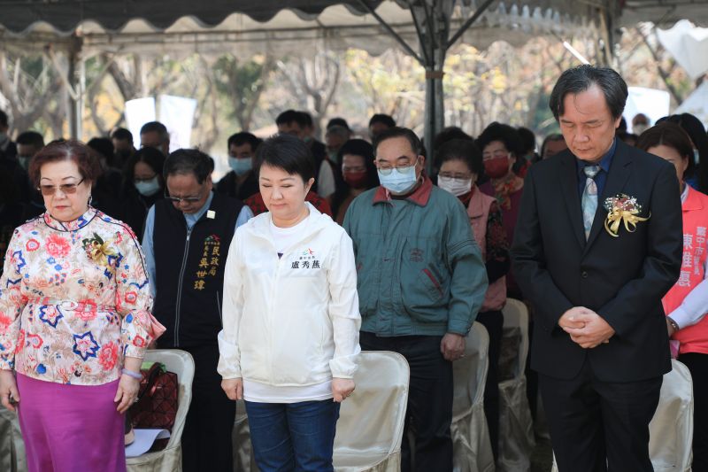 ▲盧秀燕帶領現場民眾為228事件受難者沉思、默哀。（圖／台中市政府提供，2023.02.28）