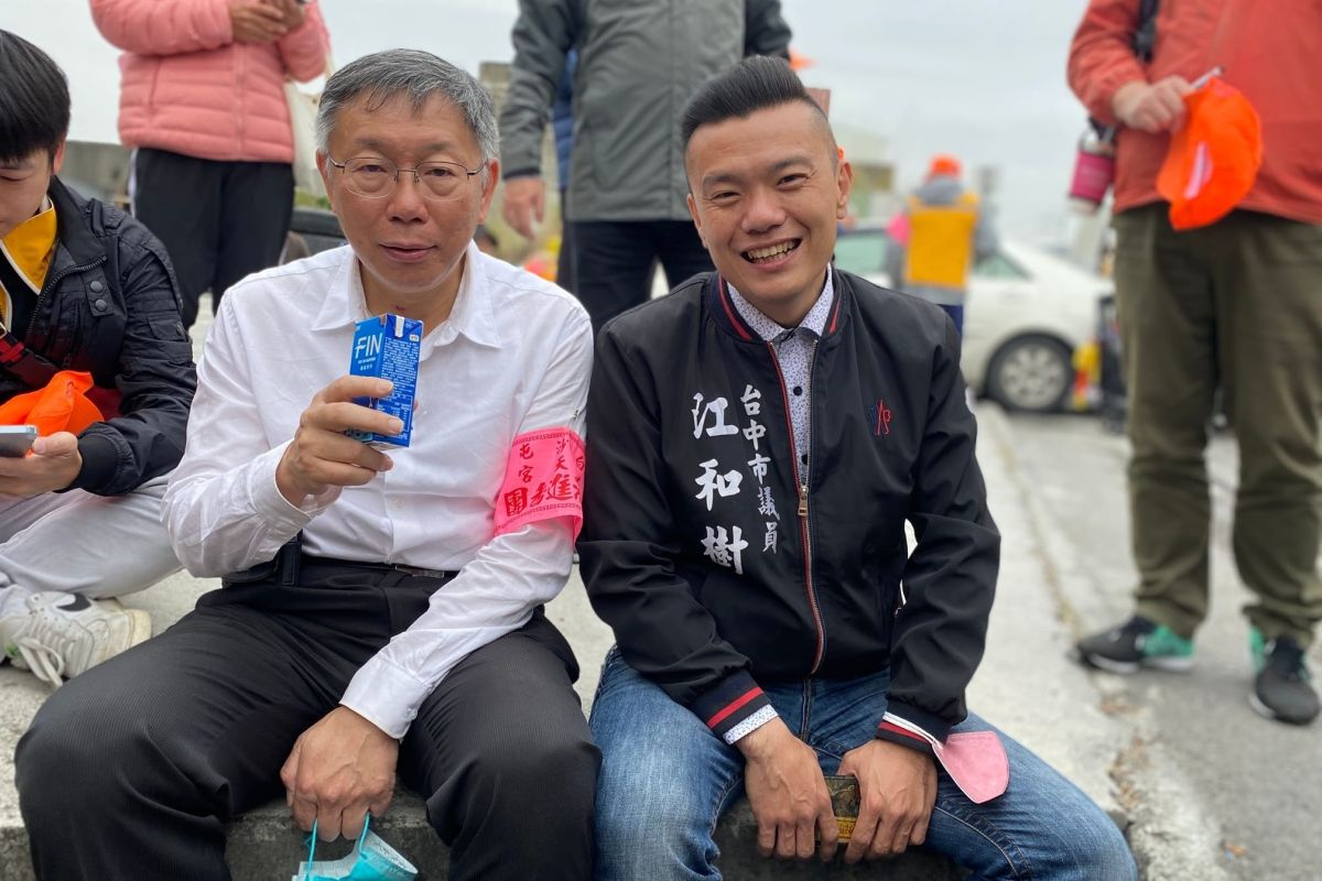 ▲江和樹接任民眾黨台中市黨部主委後，陪黨主席柯文哲徒步白沙屯媽祖進香。（圖／翻攝江和樹臉書，2023.02.28）