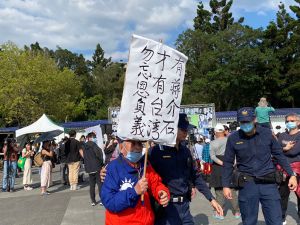 「有蔣介石才有台灣！」國旗翁持標語闖228活動抗議
