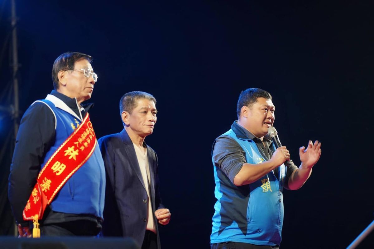 ▲昨晚竹山造勢晚會，林明溱在議長何勝豐（中）舖排下，宣佈下屆立委支持游顥參選。（圖／國民黨南投縣黨部提供，2023.02.28）