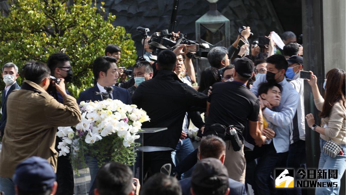 ▲台北市長蔣萬安28日在228活動上致辭時，意外遭到抗議團體的突襲式抗議，一度距離蔣萬安不到一公尺的距離。（圖／記者陳明中攝，2023.02.28）