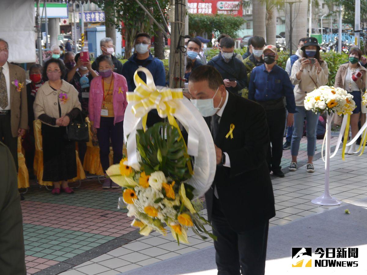 ▲侯友宜出席228和平紀念日76週年紀念儀式活動，代表市府向228事件亡者英靈紀念碑獻花。（圖 ／記者吳嘉億攝，2023.02.28）