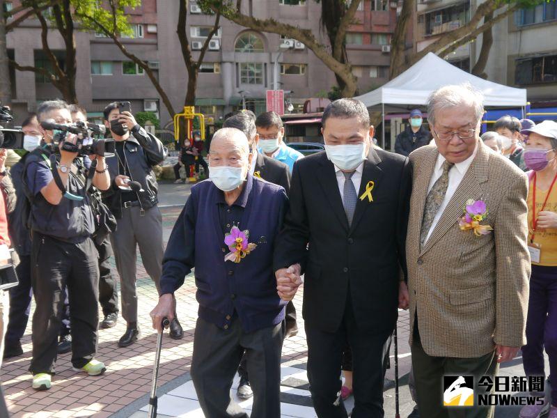 ▲侯友宜出席228和平紀念日76週年紀念儀式活動,與理事長洪顯詔及受難者代表趙水濱繞行紀念碑一圈。(圖 /記者吳嘉億攝,2023.02.28)