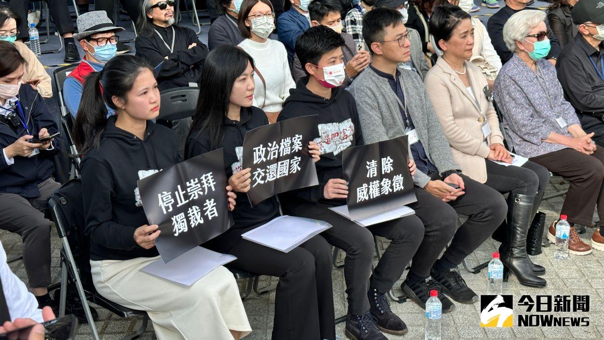 ▲前總統馬英九與台北市長蔣萬安28日在228紀念活動上致辭時，議員林亮君（左起）、吳沛憶與苗博雅等人，拿出預藏的標語在台下以示抗議。（圖／記者丁上程攝，2023.02.28）