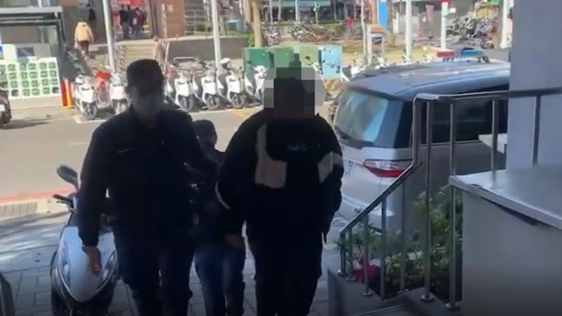 ▲警方於上午9時許在仁興街，將2名涉案少年帶回派出所。（圖／翻攝畫面）