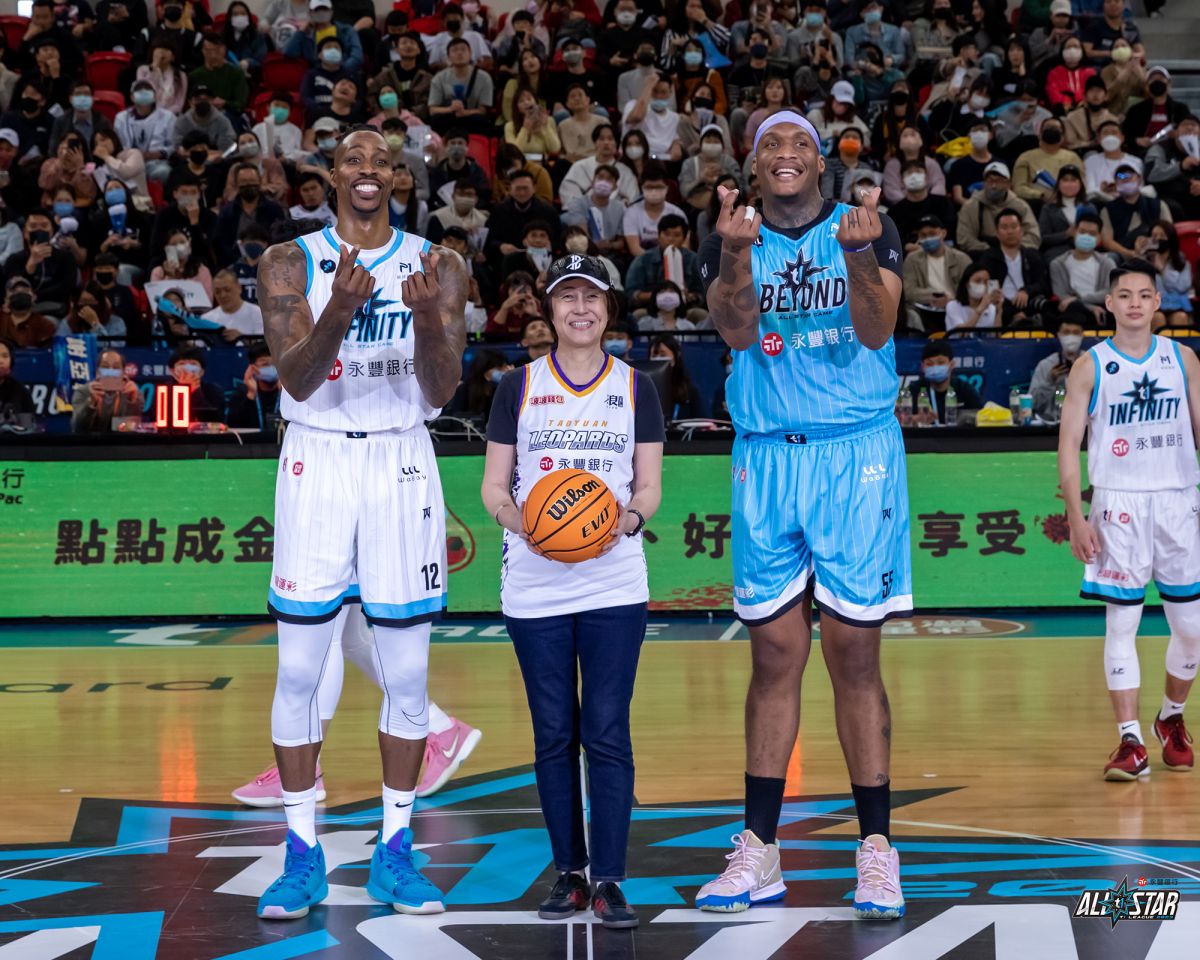 ▲T1明星賽開打，霍華德和阿修羅在跳球前先行合影。（圖／聯盟提供）