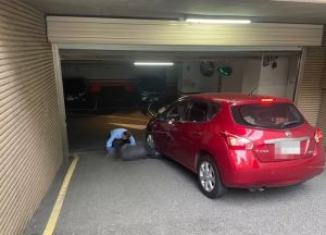 倒臥停車場!蘆洲7旬翁慘遭婦人駕車輾過 多處受傷送醫