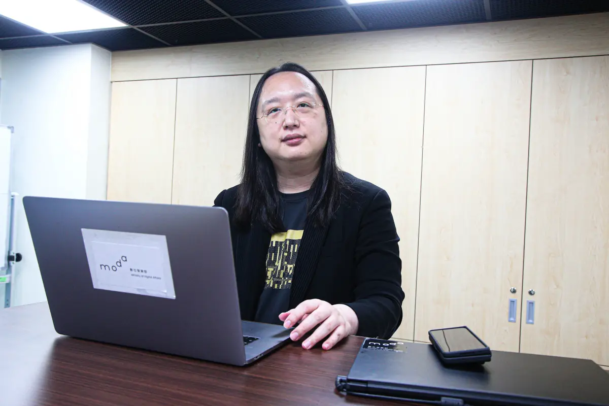 ▲數位部長唐鳳日前以資安院董事長身分線上參與在日本京都舉行的聯合國網際網路治理論壇（IGF），唐鳳在X平台發文提到，IGF2023對台灣來說很棒，但還有很多事情要做，並秀出IGF核發的識別證。（圖／NOWnews資料照）