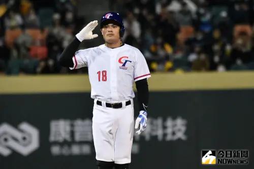 ▲台灣旅美好手張育成在2023年經典賽中，面對荷蘭敲出滿貫全壘打後，一棒成名，而上壘後的敬禮手勢，也讓他獲得「國防部長」的稱號。（圖／NOWnews資料照，記者葉政勳攝）