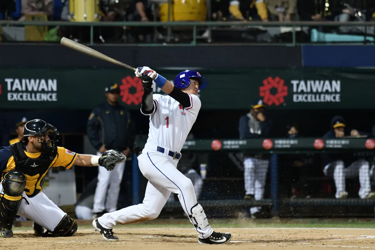 ▲台灣海盜隊好手鄭宗哲敲出雙安。（圖／葉政勳攝）