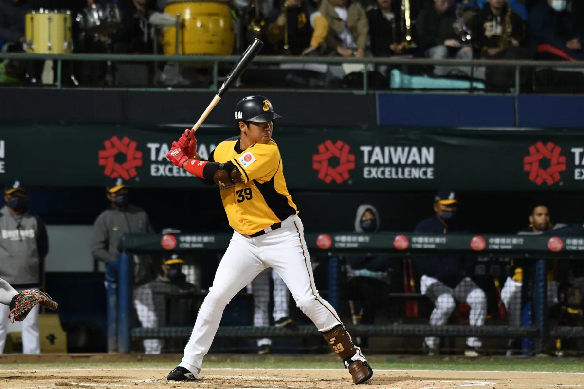 中信兄弟-詹子賢昨（20日）接球傷到左肩舊傷。