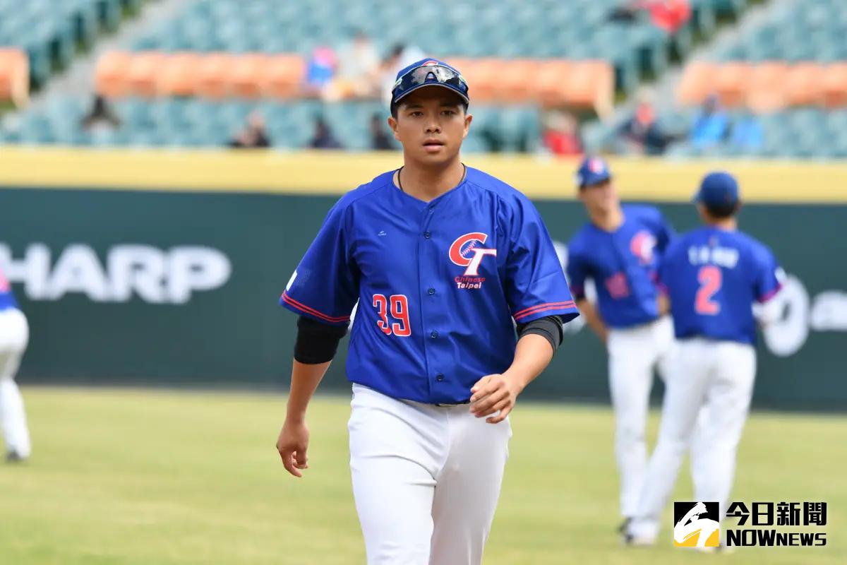 杭州亞運棒球項目，吳念庭23日練打時，頻頻將老爸吳復連餵球扛出牆。